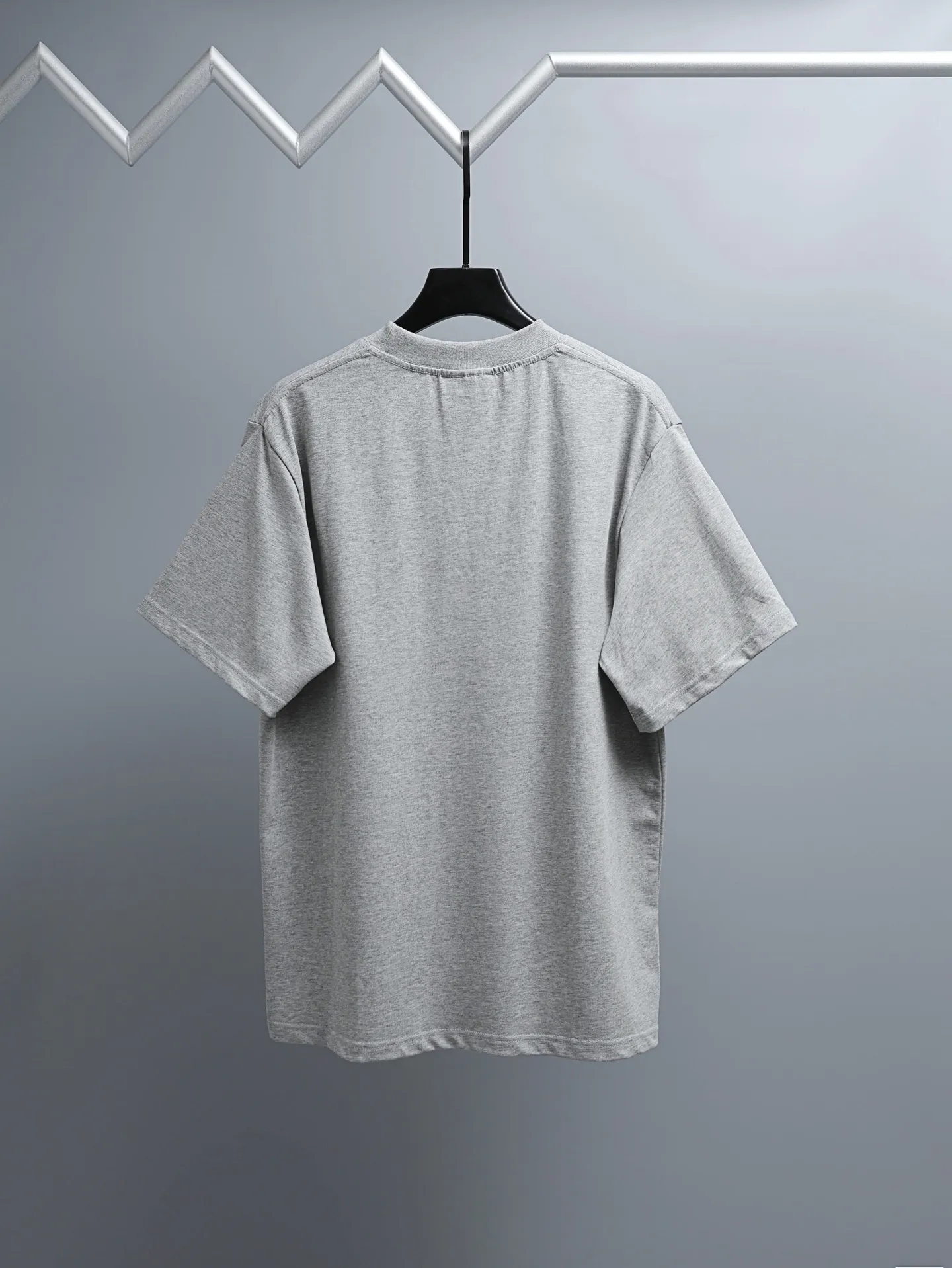 Carhartt 2꯭0꯭2꯭6 new spring and summer models ❤️ original ⌚️ high version Carhartt fabric is made of high-density pure cotton, does not deform and does not shrink. Process introduction: double thread movement. The chest logo uses an embroidered small patch. Color: Gray SIZE: M-XXL